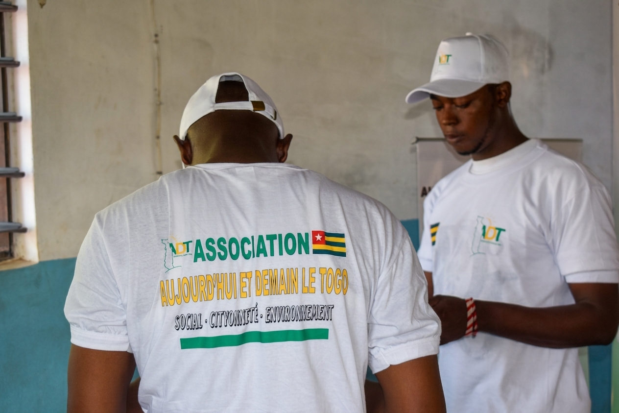 Des enfants avec leurs fournitures scolaires remises pendant l'action ADT a Kara.