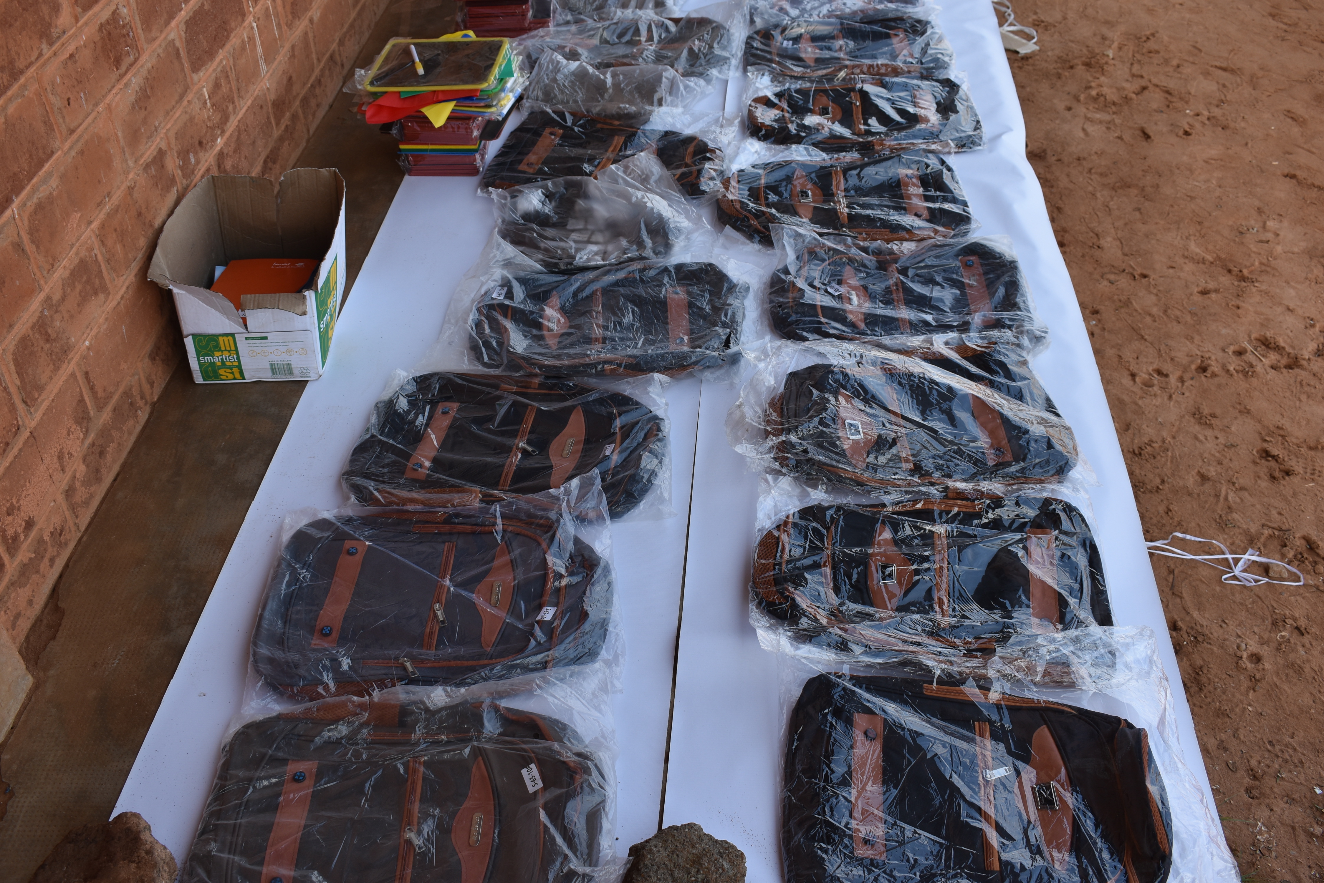 Materiel scolaire distribue a Adidogome a Lome.